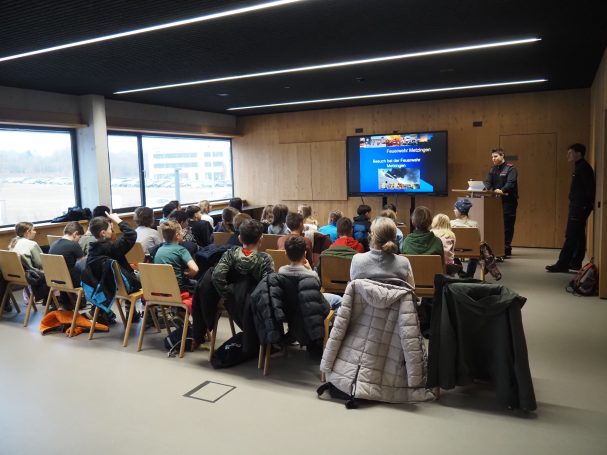 Ein Feuerwehrauto wird erklärt