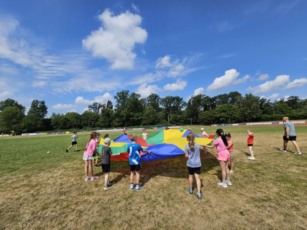 Aufwärmen, Sportspiele, Eisessen - viel Spaß unter freiem Himmel