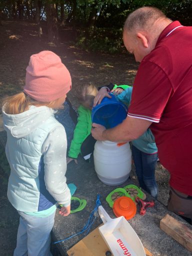 der Saft kommt in Behälter